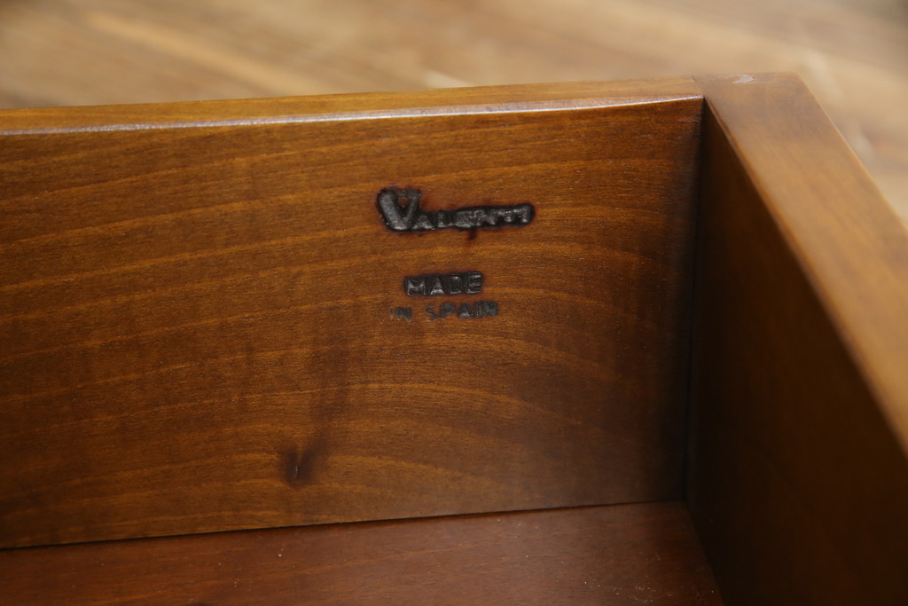 中古　美品!!　スペイン製　バロッサバレンティ(VARO,S.A. VALENTI)　照明付きで大切なコレクションが素敵に飾れるエレガントなデザインのキャビネット(食器棚、カップボード、収納棚、戸棚、飾り棚)(R-079198)