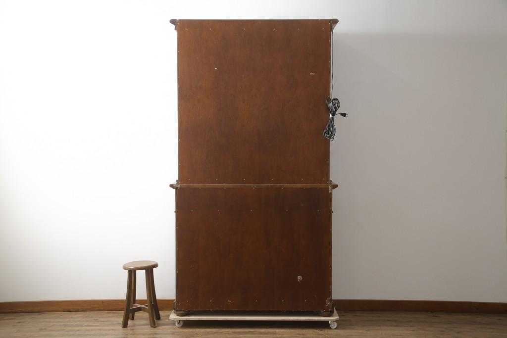 中古　美品!!　スペイン製　バロッサバレンティ(VARO,S.A. VALENTI)　照明付きで大切なコレクションが素敵に飾れるエレガントなデザインのキャビネット(食器棚、カップボード、収納棚、戸棚、飾り棚)(R-079198)