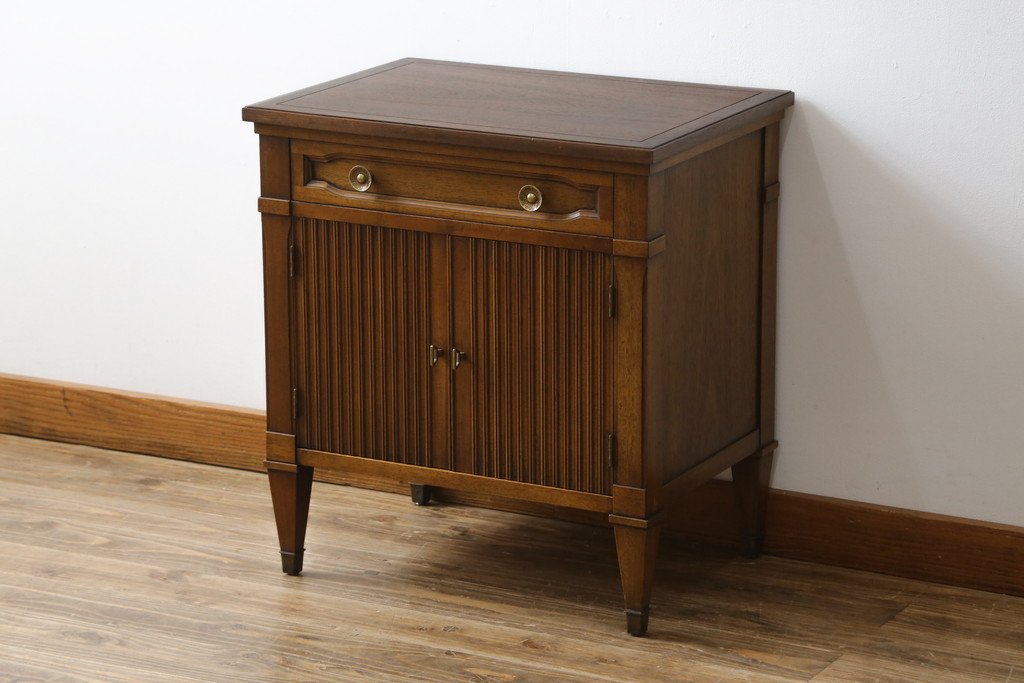 中古　DREXEL HERITAGE(ドレクセルヘリテイジ)　Triune(トライユン)　上品な佇まいが魅力のナイトテーブル(サイドテーブル、収納棚、戸棚、サイドキャビネット、花台、飾り台)(R-067112)