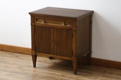 中古　DREXEL HERITAGE(ドレクセルヘリテイジ)　Triune(トライユン)　上品な佇まいが魅力のナイトテーブル(サイドテーブル、収納棚、戸棚、サイドキャビネット、花台、飾り台)(R-067112)
