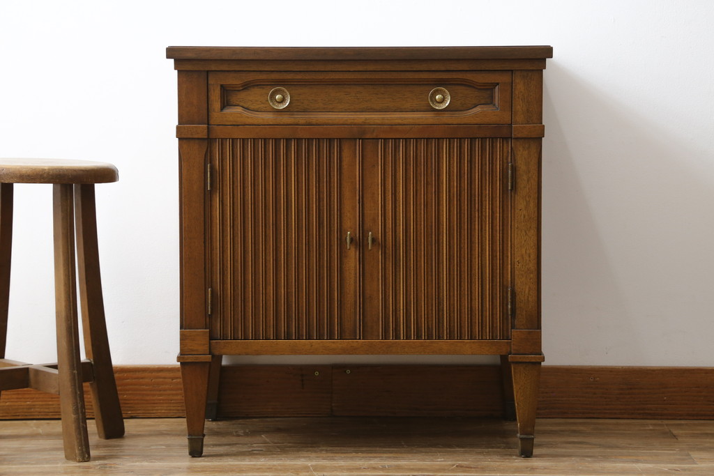 中古　DREXEL HERITAGE(ドレクセルヘリテイジ)　Triune(トライユン)　上品な佇まいが魅力のナイトテーブル(サイドテーブル、収納棚、戸棚、サイドキャビネット、花台、飾り台)(R-067112)