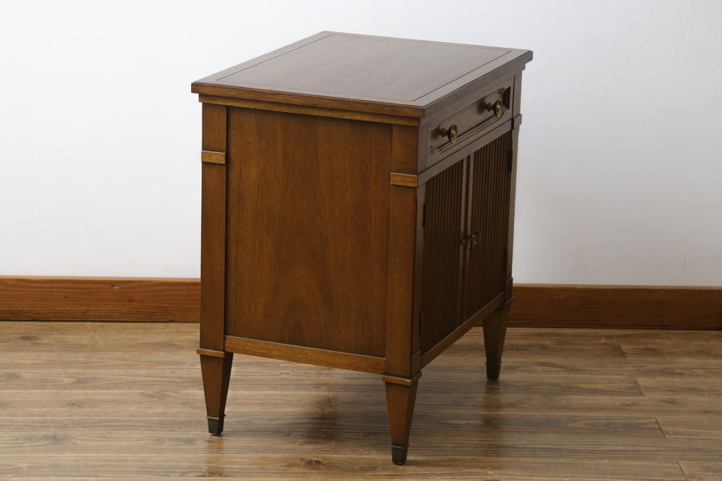 中古　DREXEL HERITAGE(ドレクセルヘリテイジ)　Triune(トライユン)　上品な佇まいが魅力のナイトテーブル(サイドテーブル、収納棚、戸棚、サイドキャビネット、花台、飾り台)(R-067112)