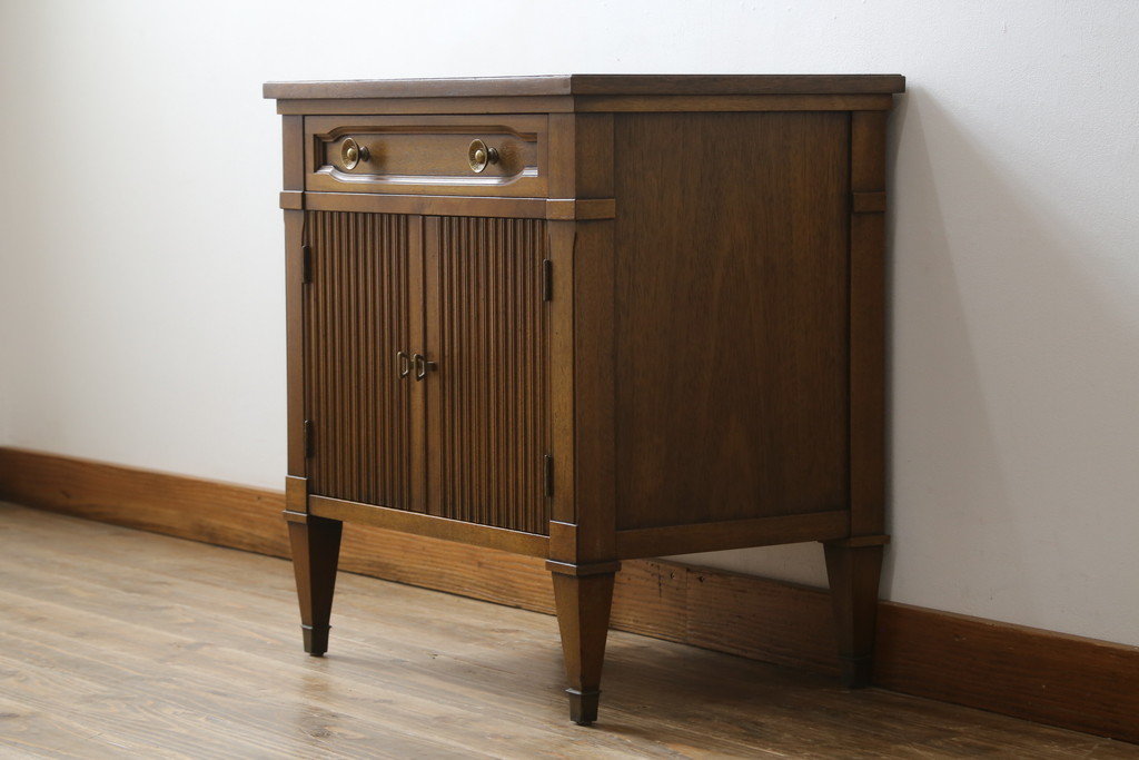 中古　DREXEL HERITAGE(ドレクセルヘリテイジ)　Triune(トライユン)　上品な佇まいが魅力のナイトテーブル(サイドテーブル、収納棚、戸棚、サイドキャビネット、花台、飾り台)(R-067112)