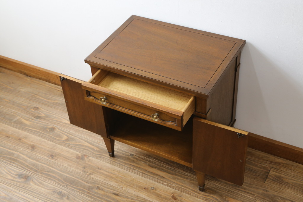 中古　DREXEL HERITAGE(ドレクセルヘリテイジ)　Triune(トライユン)　上品な佇まいが魅力のナイトテーブル(サイドテーブル、収納棚、戸棚、サイドキャビネット、花台、飾り台)(R-067112)