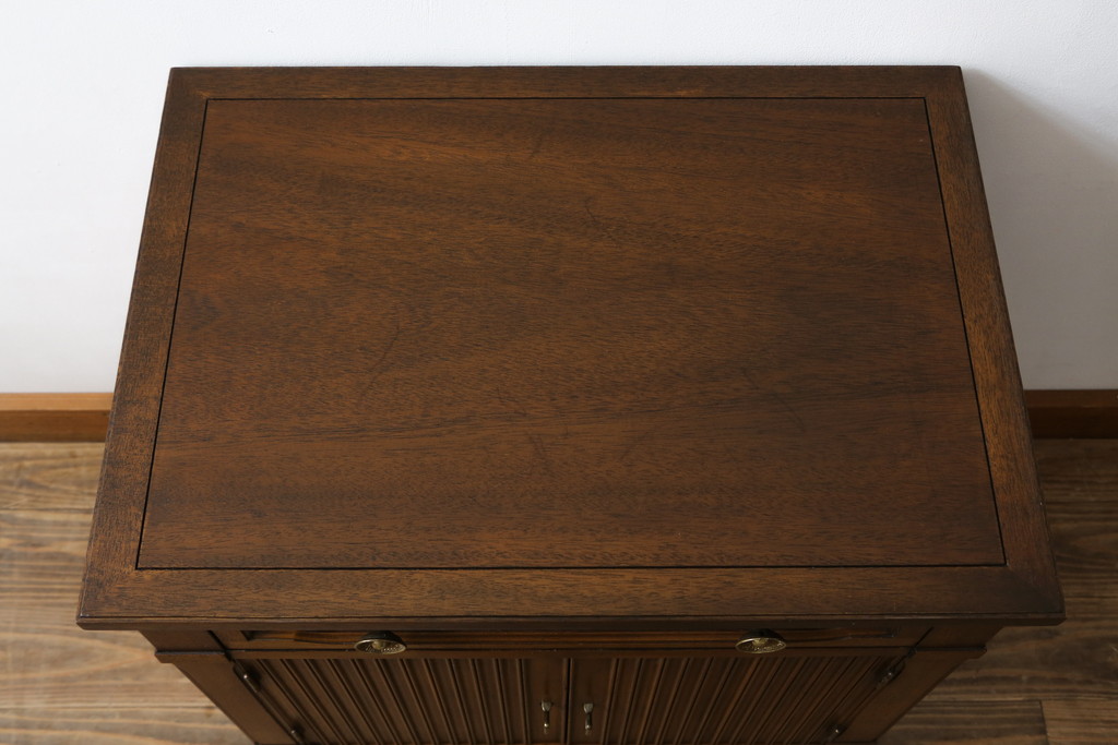中古　DREXEL HERITAGE(ドレクセルヘリテイジ)　Triune(トライユン)　上品な佇まいが魅力のナイトテーブル(サイドテーブル、収納棚、戸棚、サイドキャビネット、花台、飾り台)(R-067112)