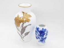 大倉陶園(OKURA、OAC)　金蝕カトレア 高さ 約27cm/ブルーローズ 高さ 約15cm　気品漂う花瓶2点セット(バラ、薔薇、金彩、花生け、花器、花入、フラワーベース、白磁)(R-079613)