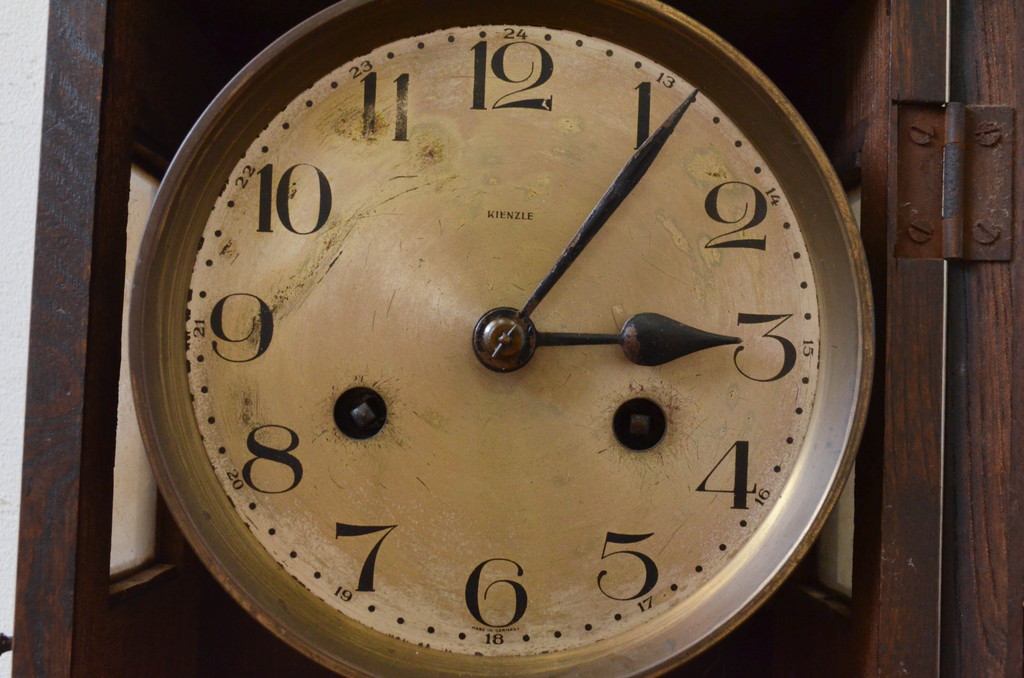 アンティーク時計　ドイツ　KIENZLE(キンツレ)　落ち着いたクラシカルな雰囲気と色味が素敵な掛け時計(柱時計、古時計、振り子時計)(R-072233)