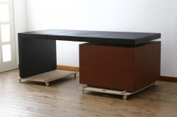 中古　美品　イタリア製　IDC大塚家具取り扱い　POLTRONA FRAU(ポルトローナ・フラウ)　Massimo Vignelli(マッシモ・ヴィネッリ)デザイン　本革(レザー)の醸し出す高級感と都会的なデザインがおしゃれなエグゼクティブデスク(片袖机、片袖デスク、ワークデスク、L字デスク、事務机、作業台、ワークテーブル、在宅用、在宅ワーク用)(R-079280)