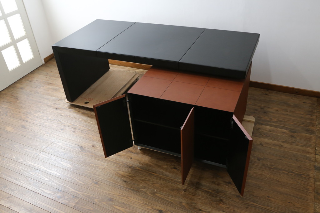 中古　美品　イタリア製　IDC大塚家具取り扱い　POLTRONA FRAU(ポルトローナ・フラウ)　Massimo Vignelli(マッシモ・ヴィネッリ)デザイン　本革(レザー)の醸し出す高級感と都会的なデザインがおしゃれなエグゼクティブデスク(片袖机、片袖デスク、ワークデスク、L字デスク、事務机、作業台、ワークテーブル、在宅用、在宅ワーク用)(R-079280)