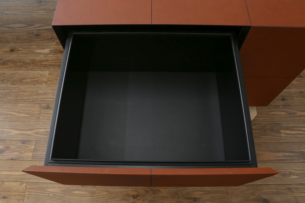 中古　美品　イタリア製　IDC大塚家具取り扱い　POLTRONA FRAU(ポルトローナ・フラウ)　Massimo Vignelli(マッシモ・ヴィネッリ)デザイン　本革(レザー)の醸し出す高級感と都会的なデザインがおしゃれなエグゼクティブデスク(片袖机、片袖デスク、ワークデスク、L字デスク、事務机、作業台、ワークテーブル、在宅用、在宅ワーク用)(R-079280)