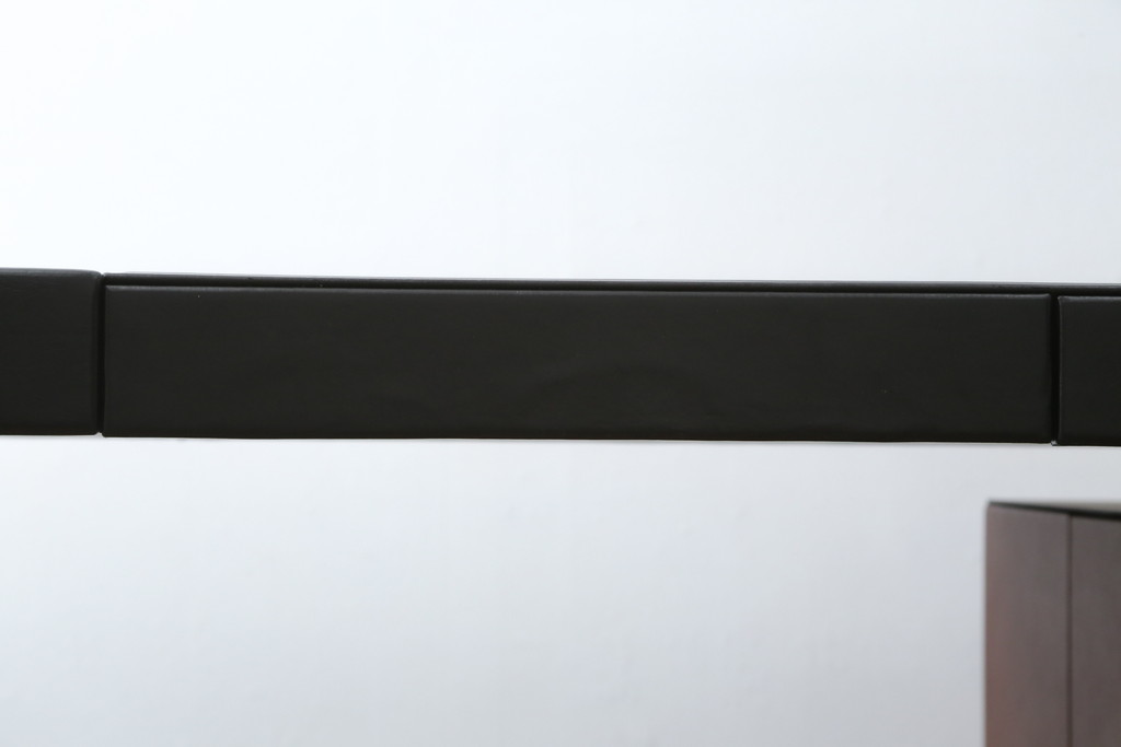 中古　美品　イタリア製　IDC大塚家具取り扱い　POLTRONA FRAU(ポルトローナ・フラウ)　Massimo Vignelli(マッシモ・ヴィネッリ)デザイン　本革(レザー)の醸し出す高級感と都会的なデザインがおしゃれなエグゼクティブデスク(片袖机、片袖デスク、ワークデスク、L字デスク、事務机、作業台、ワークテーブル、在宅用、在宅ワーク用)(R-079280)