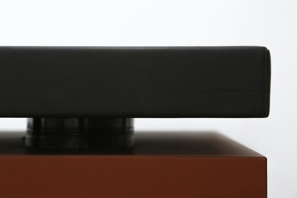 中古　美品　イタリア製　IDC大塚家具取り扱い　POLTRONA FRAU(ポルトローナ・フラウ)　Massimo Vignelli(マッシモ・ヴィネッリ)デザイン　本革(レザー)の醸し出す高級感と都会的なデザインがおしゃれなエグゼクティブデスク(片袖机、片袖デスク、ワークデスク、L字デスク、事務机、作業台、ワークテーブル、在宅用、在宅ワーク用)(R-079280)