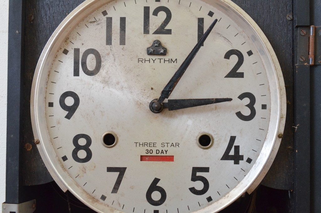 和製アンティーク　RHYTHM(リズム時計工業)　THREE STAR(スリースター)　昭和レトロな雰囲気が魅力の掛け時計(振り子時計、柱時計)(R-072268)