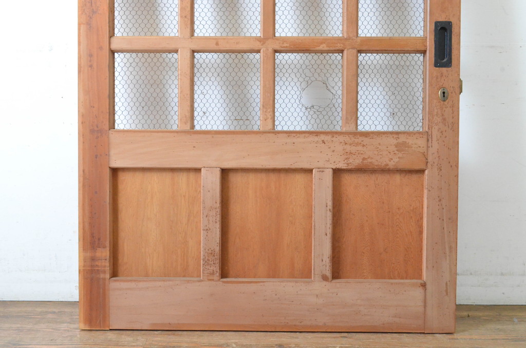 アンティーク建具　ヒノキ材　重厚な雰囲気のマス目格子蔵戸(升目格子戸、玄関戸、引き戸)(R-065074)