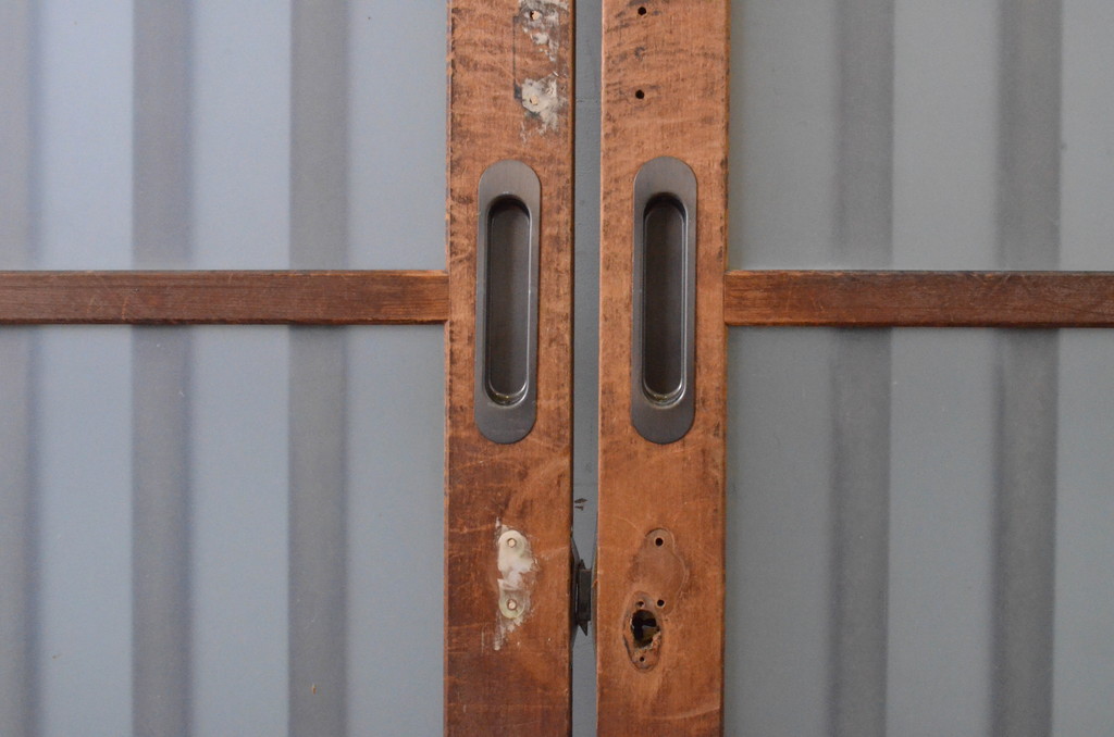 和製アンティーク　高級品!　ヒノキ材　腰板の飾り縁が素敵!　格子入りの背の高い玄関引き戸2枚セット(ガラス戸、格子戸、玄関戸、建具)(R-065077)