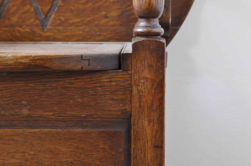 イギリスアンティーク　オーク材　ラウンド型のデザインが上品なモンクスベンチ(ブランケットボックス、サイドテーブル、サイドボード、英国)(R-065930)