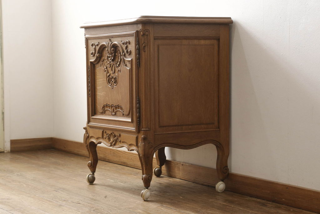 イギリスアンティーク　オーク材　細やかな彫刻が美しいサイドキャビネット(戸棚、収納棚、コンソールテーブル)(R-059570)