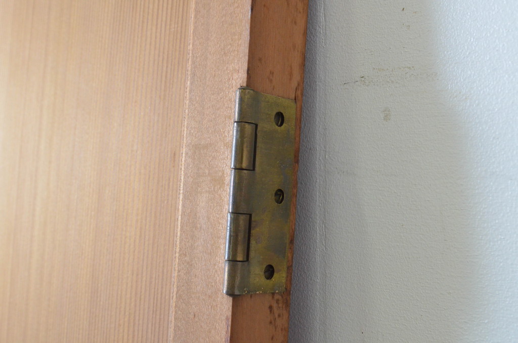  アンティーク建具　上手物!!　美しい柾目　真鍮つまみ付き　板戸扉1枚(舞良戸、帯戸、ドア)(R-065080)