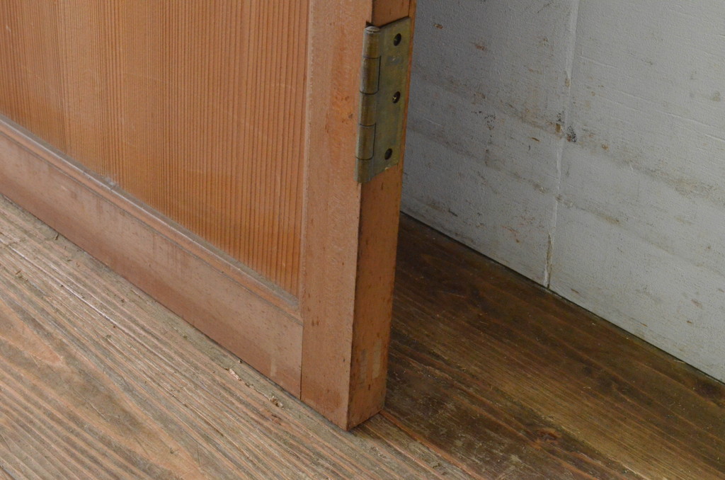  アンティーク建具　上手物!!　美しい柾目　真鍮つまみ付き　板戸扉1枚(舞良戸、帯戸、ドア)(R-065080)