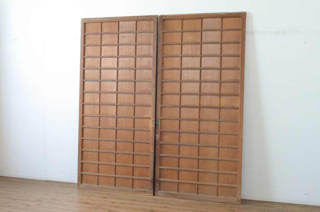 アンティーク建具　背が高い!!　美しい柾目が魅力のマス目格子板戸2枚セット(きつね格子、狐格子、格子戸、板戸、引き戸、升目)(R-065081)