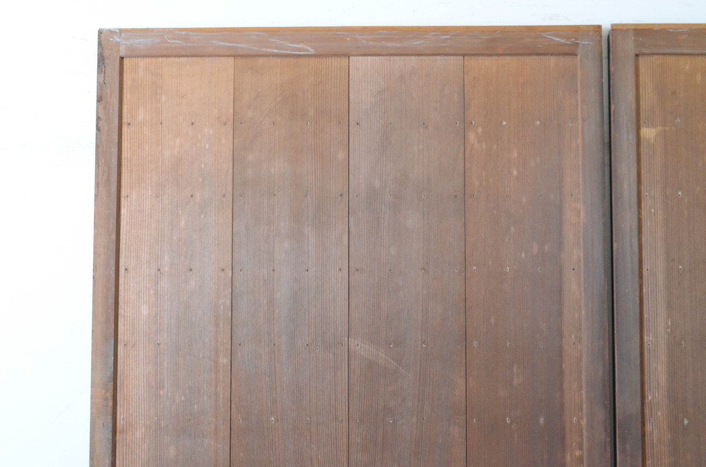 アンティーク建具　背が高い!!　美しい柾目が魅力のマス目格子板戸2枚セット(格子戸、板戸、引き戸、升目)(R-065081)