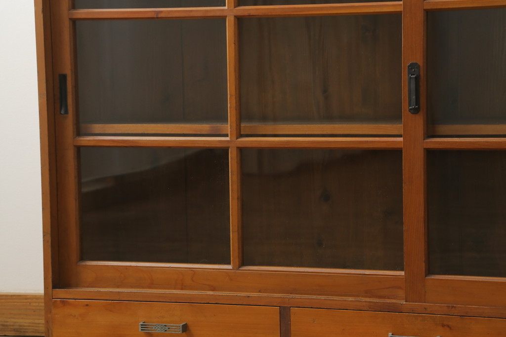 和製アンティーク　昭和レトロ　懐かしい雰囲気の薄型収納棚(サイドボード、サイドキャビネット、本箱、ブックケース、戸棚、飾り棚)(R-068537)