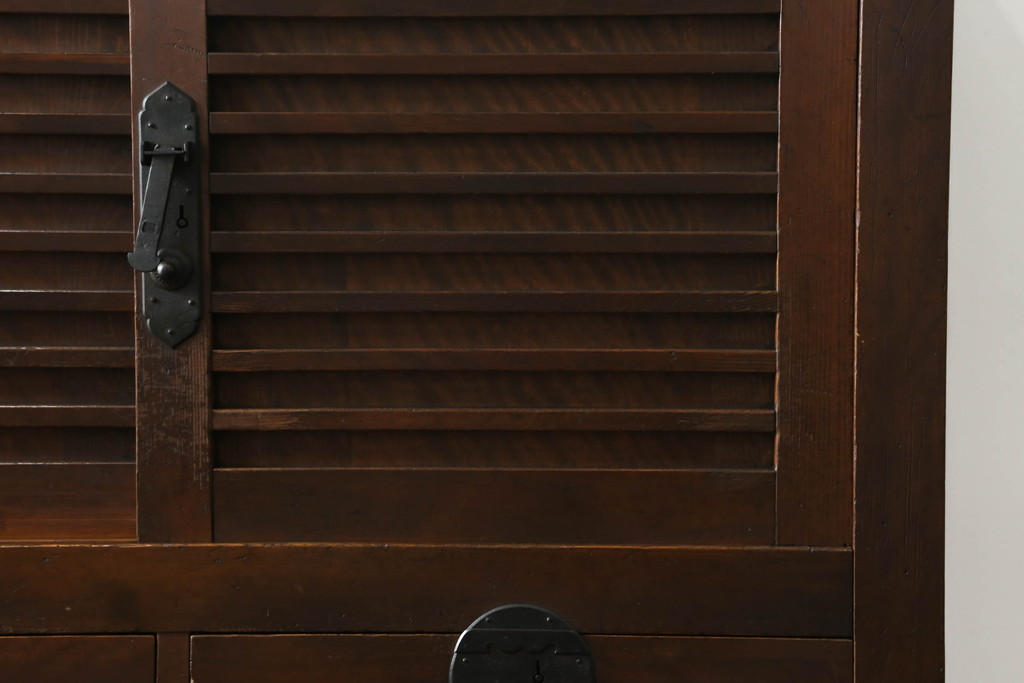 和製アンティーク　前面檜(ヒノキ)材　時代を経た趣あふれる佇まいが印象的な美濃帳場箪笥(時代箪笥、和タンス、収納たんす、整理箪笥、引き出し、収納棚、戸棚)(R-069944)