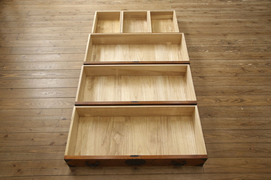 中古　美品　岩谷堂箪笥　見事な金具と美しい杢目が魅力の重ね箪笥(引き出し、衣装箪笥、収納タンス、洋服箪笥)(R-060181)