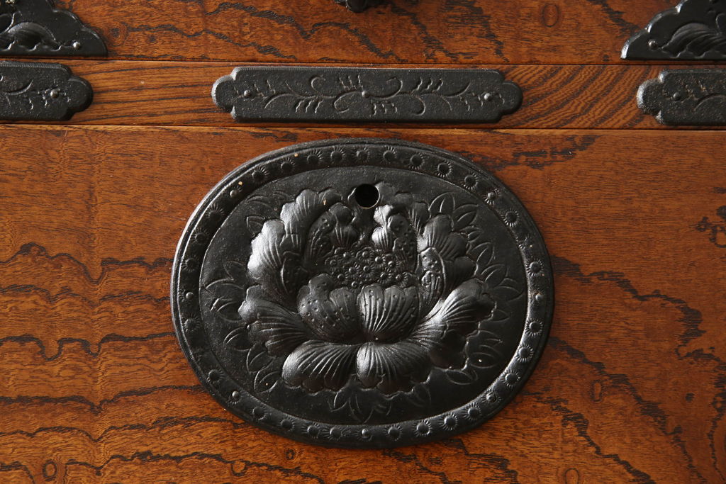 中古　美品　岩谷堂箪笥　見事な金具と美しい杢目が魅力の重ね箪笥(引き出し、衣装箪笥、収納タンス、洋服箪笥)(R-060181)