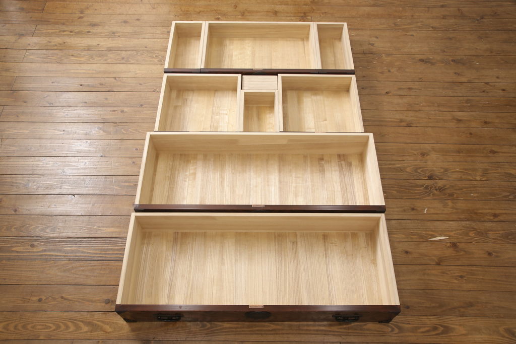 中古　美品　岩谷堂箪笥　あられ紋様が存在感を引き立てるモダンでスタイリッシュなサイドボード(衣装たんす、サイドチェスト、引き出し、整理タンス、和タンス)(R-056154)
