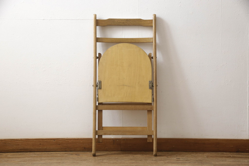 昭和レトロ　明るい木色があたたかみを感じさせる折り畳みチェア(椅子、イス、板座チェア)(R-053036)