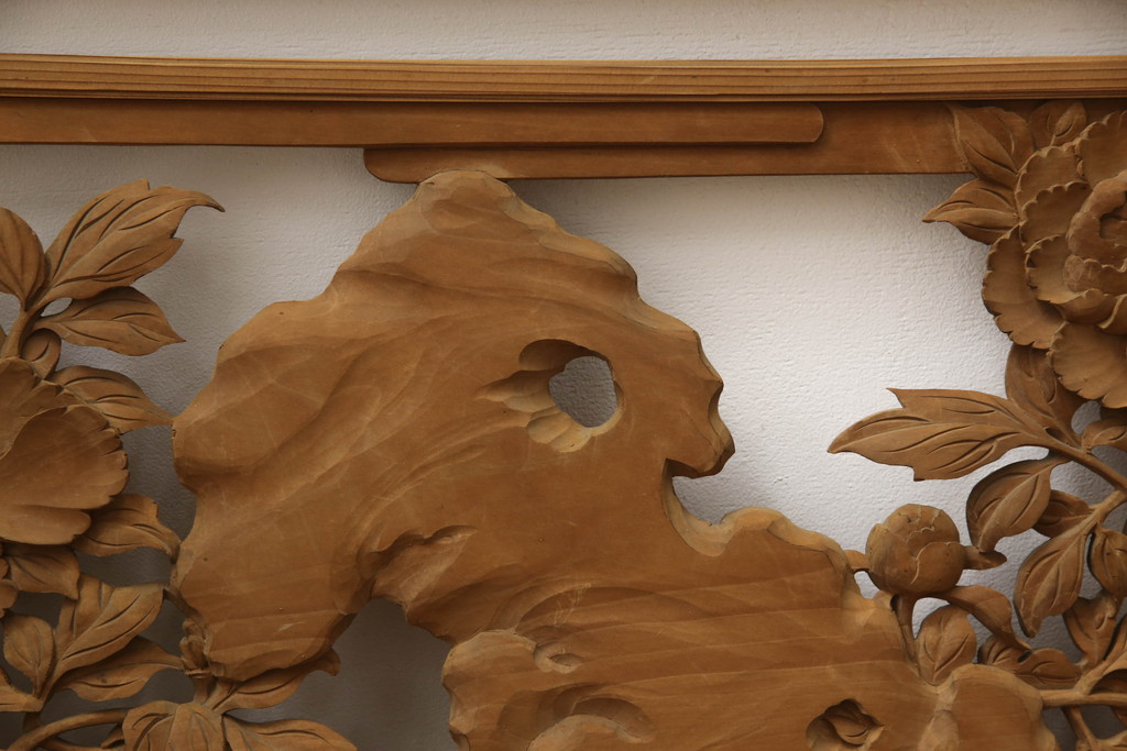 アンティーク建具　在銘　彫武　生き生きとした牡丹と鶏が描かれた彫刻欄間2枚セット(明かり取り、明り取り)(R-056203)
