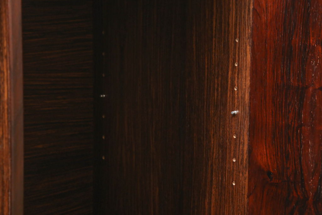 希少!　ビンテージ　美品　モビリア(mobilia)　ローズウッド　特徴的な木目が目を引くサイドボード(収納棚、戸棚、リビングボード、ヴィンテージ)(R-059531)