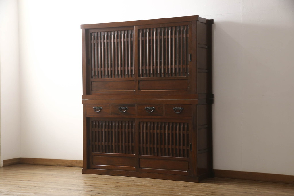 中古　美品　ニレ材　和の空間に取り入れたいシックな二段重ね水屋箪笥(キャビネット、食器棚、戸棚、収納棚、重ね戸棚)(R-063867)