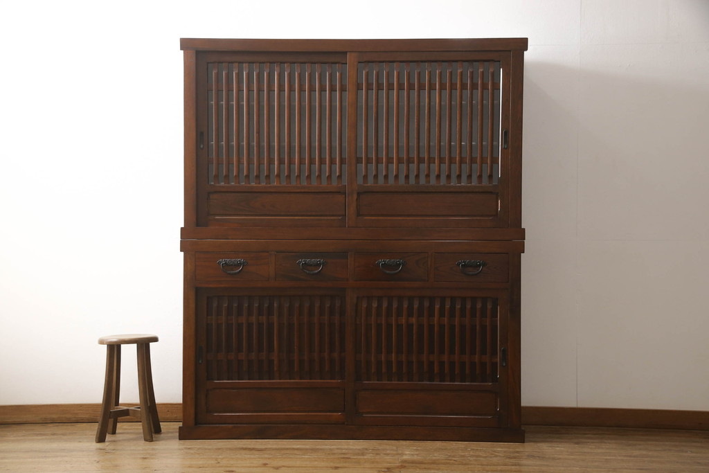 中古　美品　ニレ材　和の空間に取り入れたいシックな二段重ね水屋箪笥(キャビネット、食器棚、戸棚、収納棚、重ね戸棚)(R-063867)