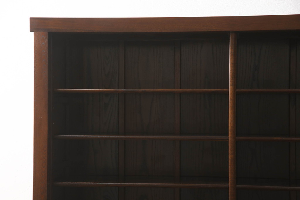 中古　美品　ニレ材　和の空間に取り入れたいシックな二段重ね水屋箪笥(キャビネット、食器棚、戸棚、収納棚、重ね戸棚)(R-063867)