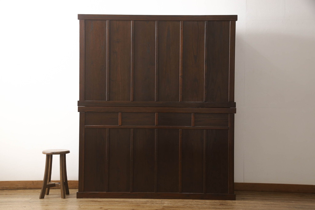 中古　美品　ニレ材　和の空間に取り入れたいシックな二段重ね水屋箪笥(キャビネット、食器棚、戸棚、収納棚、重ね戸棚)(R-063867)