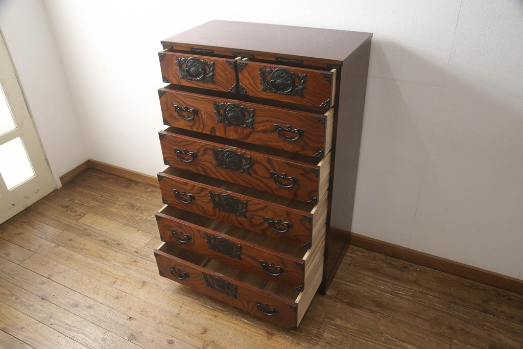 中古　美品　岩谷堂箪笥　力強い木目と品の良い金具が目を惹く縦型箪笥(縦型チェスト、和タンス、収納たんす、引き出し、衣装箪笥)(R-065403)