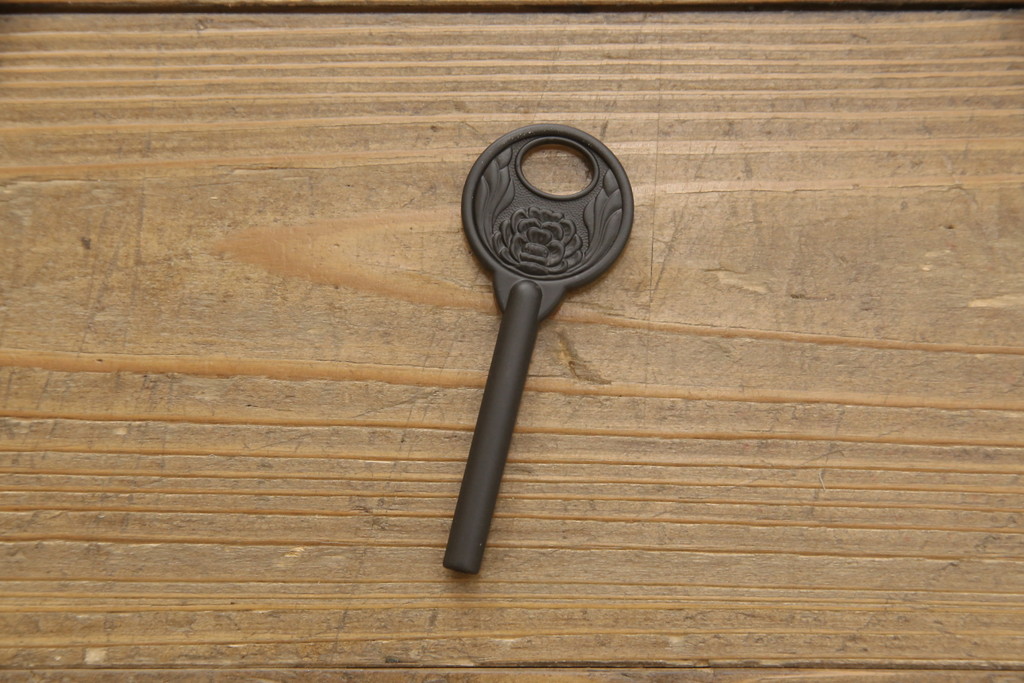 中古　美品　岩谷堂箪笥　力強い木目と品の良い金具が目を惹く縦型箪笥(縦型チェスト、和タンス、収納たんす、引き出し、衣装箪笥)(R-065403)
