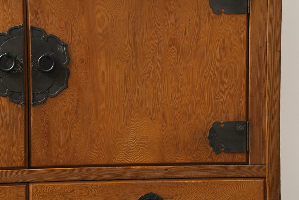 和製ビンテージ　屋久杉　金具と透かし彫りがアクセントの飾り棚(茶箪笥、茶棚、収納棚、サイドボード、ヴィンテージ)(R-053663)