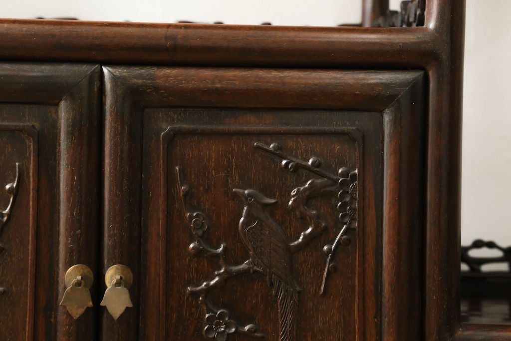 和製ビンテージ　ヴィンテージ家具　花梨(カリン)材　細部まで手の込んだ装飾が見事な飾り棚(茶棚、陳列棚、収納棚)(R-060278)