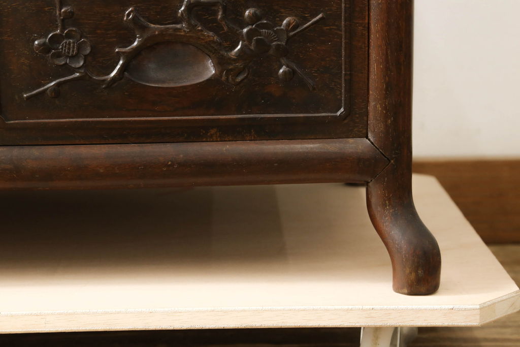和製ビンテージ　ヴィンテージ家具　花梨(カリン)材　細部まで手の込んだ装飾が見事な飾り棚(茶棚、陳列棚、収納棚)(R-060278)