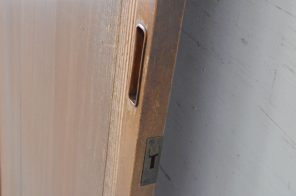 アンティーク建具　上手物!!　美しい柾目　鍵付き横桟板戸1枚(舞良戸、帯戸、引き戸)(R-065509)