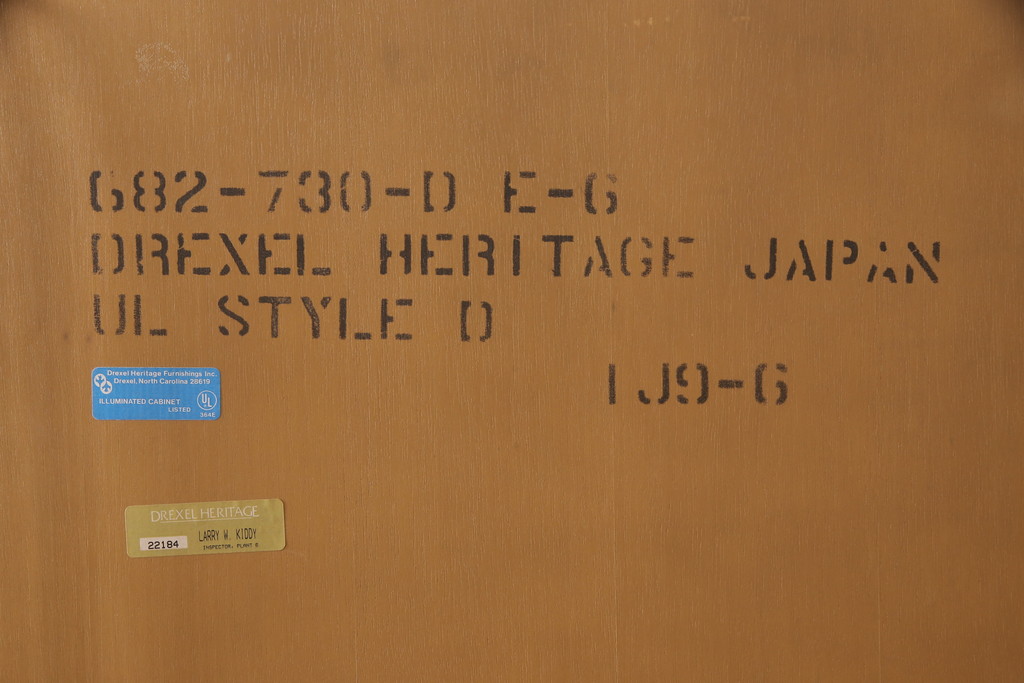 中古　美品　DREXEL HERITAGE(ドレクセルヘリテイジ)　Grand Villa(グランドヴィラ)　優雅で品のある佇まいが美しいガラスケース(キュリオケース、キャビネット、飾り棚、陳列棚)(R-052370)