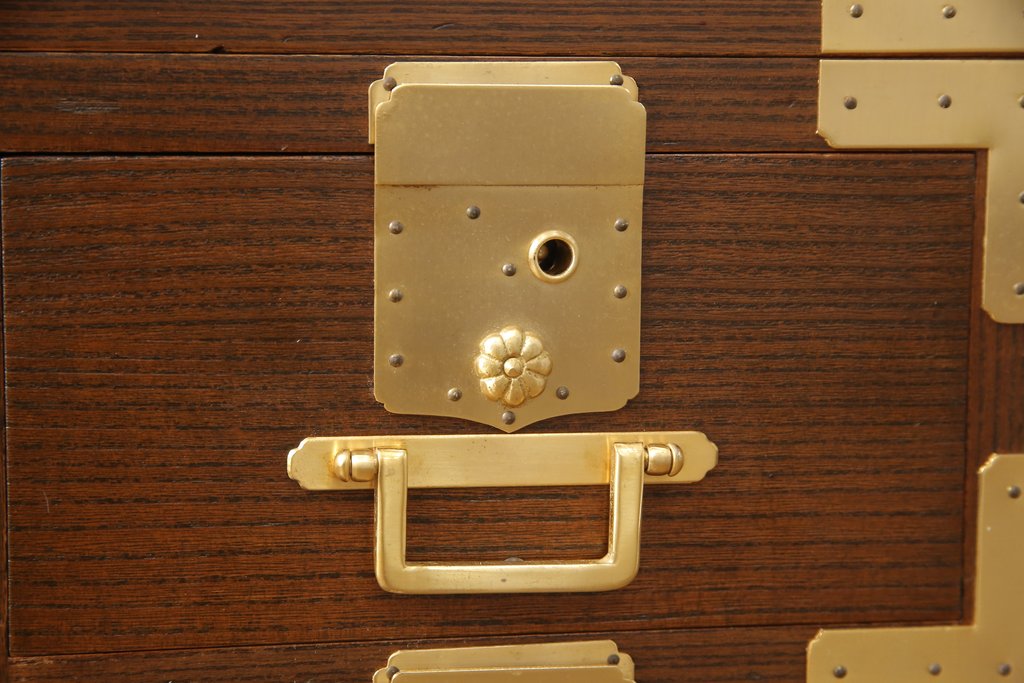 中古　伝統工芸士・田澤謙介作　希少なデザインでおすすめ!ゴールドに輝く金具が目を引く加茂総桐箪笥(総桐たんす、引き出し、チェスト、和たんす)(定価約90万円)(R-054032)
