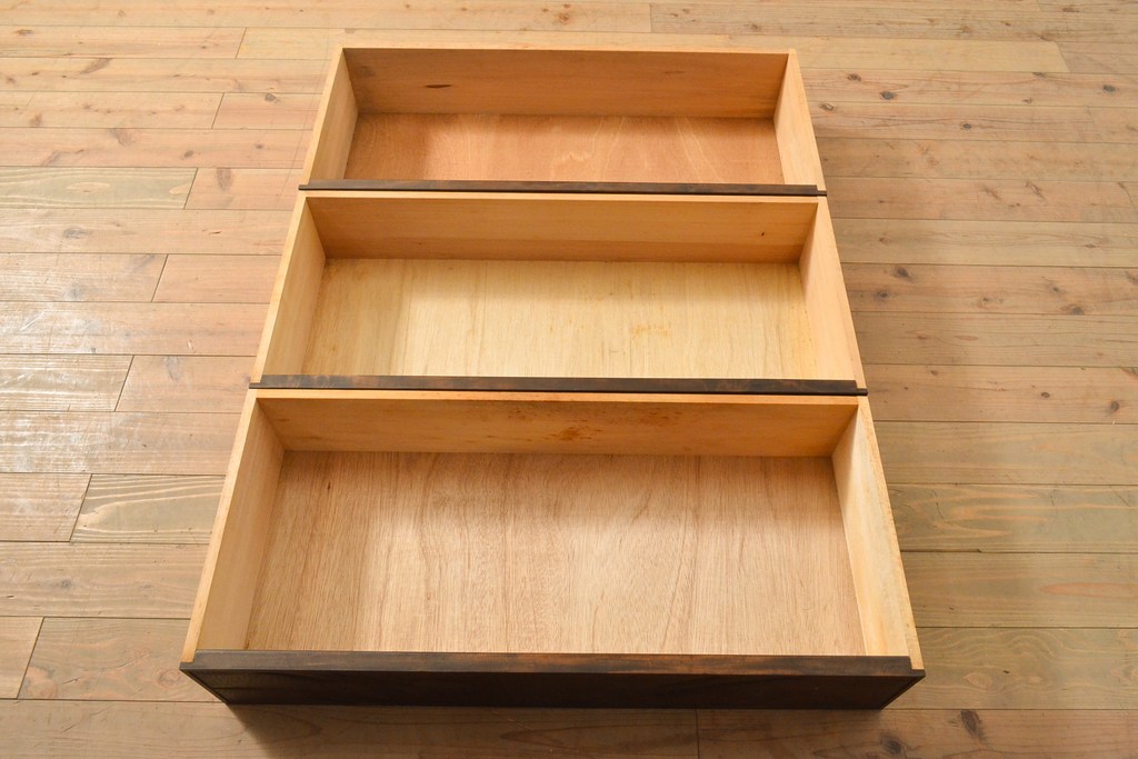 中古　美品　軽井沢彫り　衣装盆付き!　前面いっぱいに彫られた菖蒲が見事な和たんす(和箪笥、着物タンス、洋服たんす、引き出し、チェスト)(R-055763)