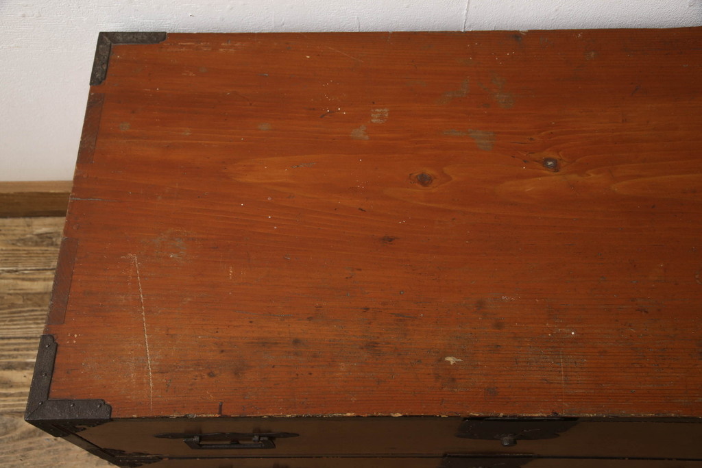 和製アンティーク　前面欅(ケヤキ)材　角手型の引手金具が魅力の二段重ね時代箪笥(重ね箪笥、引き出し、衣装タンス、収納たんす)( R-066130)