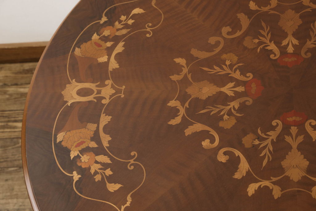 中古　イタリア輸入家具　クラシカルな雰囲気を演出する、象嵌の美しいダイニングテーブル(ラウンドテーブル)(R-057505)