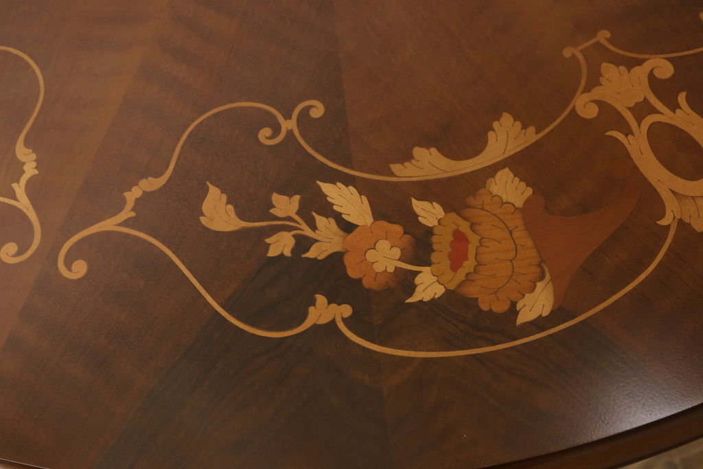 中古　イタリア輸入家具　クラシカルな雰囲気を演出する、象嵌の美しいダイニングテーブル(ラウンドテーブル)(R-057505)