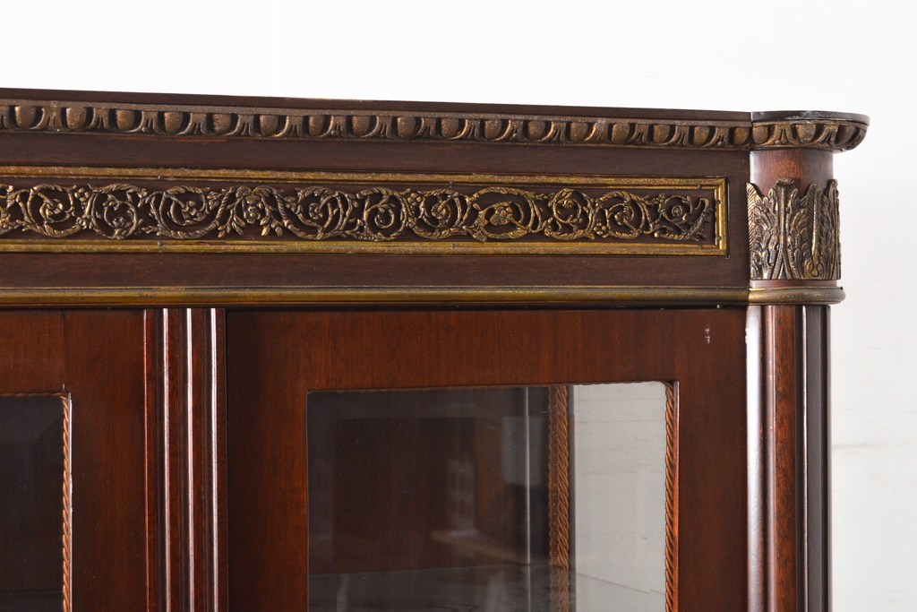 最高級　スペインビンテージ　美術品のような真鍮飾りが美しいキャビネット(収納棚、飾り棚、ガラスケース、ショーケース、キュリオケース、ヴィンテージ)(R-055782)